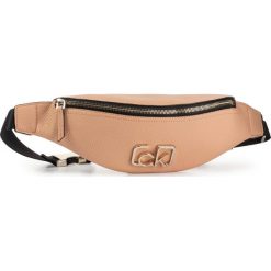 Saszetka nerka CALVIN KLEIN - Ck Signature Waistbag K60K606051 GE1. Brązowe nerki damskie Calvin Klein, bez wzorów, ze skóry ekologicznej, młodzieżowe, bez dodatków. W wyprzedaży za 309,00 zł.