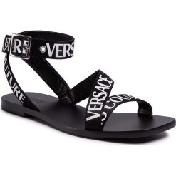 Sandały VERSACE JEANS COUTURE - E0VVBS57 85064 899. Czarne klapki damskie Versace Jeans Couture, bez wzorów, z jeansu, bez obcasa, na obcasie. W wyprzedaży za 709,00 zł.