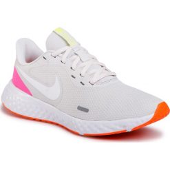 Buty NIKE - Revolution 5 BQ3207 007 Patinum Tint/White/Pink Blast. Szare buty sportowe damskie Nike, bez wzorów, z tworzywa sztucznego, sportowe, do biegania, nike revolution. Za 239,00 zł.