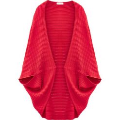 Poncho z dzianiny o gładkim splocie drobnych oczek bonprix truskawkowy. Czerwone żakiety damskie bonprix, bez wzorów, z dzianiny. Za 99,99 zł.