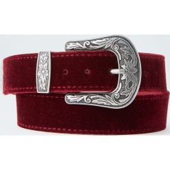 Aksamitny pasek w kowbojskim stylu. Czerwone paski damskie Pull&Bear, w paski. Za 39,90 zł.