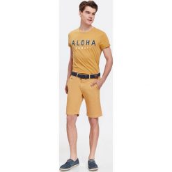 T-SHIRT MĘSKI Z NADRUKIEM. Żółte t-shirty męskie Top Secret, na lato, m, z nadrukiem, z bawełny, wakacyjne, bez kołnierzyka, krótkie. W wyprzedaży za 14,99 zł.