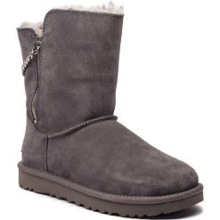 Buty UGG - W Classic Short Sparkle Zip 1094983 W/Chrc. Szare kozaki damskie marki Ugg, na zimę, z wełny, na niskim obcasie, bez zapięcia. W wyprzedaży za 589,00 zł.