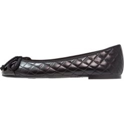 Pretty Ballerinas SHADE Baleriny shade. Czarne baleriny damskie marki Pretty Ballerinas, bez wzorów, ze skóry, klasyczne, bez obcasa. Za 749,00 zł.