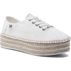 Espadryle DKNY - Adrian K1999858 White. Białe espadryle damskie DKNY, bez wzorów, ze skóry ekologicznej, bez obcasa, na koturnie, bez zapięcia. W wyprzedaży za 369,00 zł.