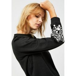 Bluza z nadrukiem na rękawach. Bluzy damskie Moodo, s, z nadrukiem, bez rękawów, bez kaptura. Za 39,99 zł.