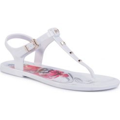 Sandały TED BAKER - Meiyas 243268 Ivory. Białe klapki damskie Ted Baker, z aplikacjami, z tworzywa sztucznego, bez obcasa, na obcasie. W wyprzedaży za 219,00 zł.