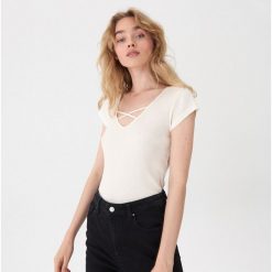 T-shirt z ozdobnym dekoltem - Kremowy. Białe t-shirty damskie House, s, bez wzorów, bez kołnierzyka. Za 29,99 zł.