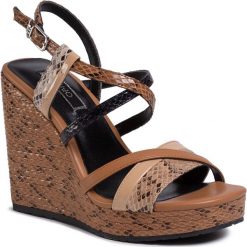 Sandały LIU JO - Lucy 16 Wedge Sandal SA0065 EX005 Desert 30607. Pomarańczowe klapki damskie Liu Jo, bez wzorów, ze skóry ekologicznej, bez obcasa, na obcasie. W wyprzedaży za 369,00 zł.