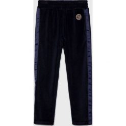 Guess Jeans - Spodnie dziecięce 118-175 cm. Niebieskie spodnie dziewczęce Guess Jeans, m, z aplikacjami, z bawełny, casualowe. W wyprzedaży za 129,90 zł.