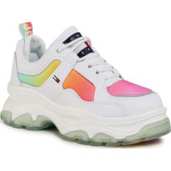 Sneakersy TOMMY JEANS - Degrade Flatform Shoe EN0EN00978 White YBR. Białe półbuty damskie Tommy Jeans, na co dzień, bez wzorów, z jeansu, bez obcasa, na koturnie, bez zapięcia. Za 579,00 zł.