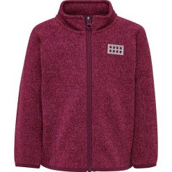 Kurtka polarowa w kolorze różowym. Różowe bluzy niemowlęce Legowear, bez wzorów, z dzianiny, bez kaptura. W wyprzedaży za 79,95 zł.
