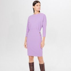 Dzianinowa sukienka midi - Fioletowy. Fioletowe sukienki damskie Mohito, s, bez wzorów, z dzianiny, bez kołnierzyka, bez rękawów, midi. Za 139,99 zł.