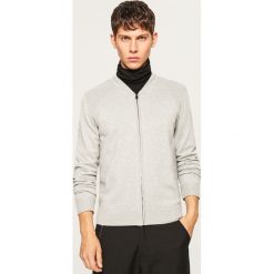 Sweter ze strukturalnymi elementami - Jasny szar. Szare swetry klasyczne męskie Reserved, l. Za 99,99 zł.