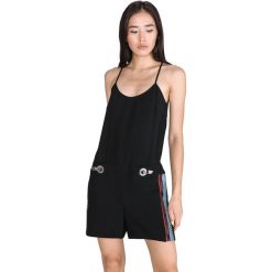 Versace Jeans Kombinezon Czarny. Czarne kombinezony damskie Versace Jeans, s, bez wzorów, z jeansu, bez kołnierzyka, bez rękawów. Za 1594,95 zł.