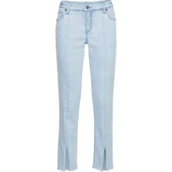 Dżinsy z postrzępionym dołem nogawek i rozcięciem bonprix niebieski "bleached". Niebieskie jeansy damskie marki bonprix. Za 49,99 zł.