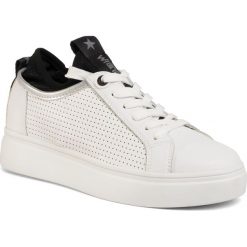 Sneakersy WRANGLER - Olivia Punched WL01601A White/Silver 405. Białe półbuty damskie Wrangler, na co dzień, bez wzorów, ze skóry ekologicznej, bez obcasa, na płaskiej podeszwie, bez zapięcia. W wyprzedaży za 199,00 zł.