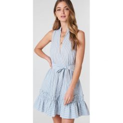 Sukienki: Debiflue x NA-KD Sukienka bez rękawów z wiązaniem – Blue,Multicolor