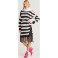 SUKIENKA Twinset. Czarne sukienki damskie Twinset, na imprezę, s, w koronkowe wzory, z materiału, z golfem, bez rękawów, mini. Za 694,50 zł.