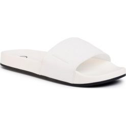 Klapki DESIGUAL - Slide Logomania 20SSHP04 1000. Białe klapki damskie Desigual, bez wzorów, ze skóry ekologicznej, bez obcasa. W wyprzedaży za 139,00 zł.