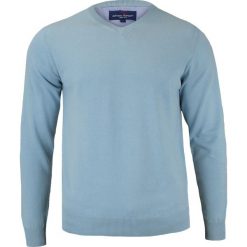 Modny Sweter Męski w Serek - 100% BAWEŁNA - Adriano Guinari, Jasny Niebieski SWADGSS17DREAMBLUE. Niebieskie swetry męskie Adriano Guinari, m, bez wzorów, z bawełny, klasyczne, z dekoltem w serek, bez kaptura. Za 99,00 zł.