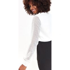ELEGANCKA BLUZKA. Białe bluzki damskie Top Secret, na zimę, w grochy, z tkaniny, eleganckie, bez rękawów, bez kaptura. W wyprzedaży za 59,99 zł.