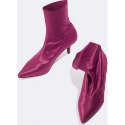 NA-KD Shoes Satynowe botki z miękką cholewką - Purple. Fioletowe botki damskie marki NA-KD Shoes, z satyny, na niskim obcasie, na obcasie, bez zapięcia. W wyprzedaży za 81,18 zł.
