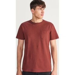 T-shirt z kieszenią - Czerwony. Czerwone t-shirty męskie marki Reserved, s, bez wzorów, bez kołnierzyka. Za 59,99 zł.