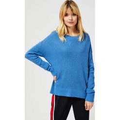 Sweter typu oversize z przeszyciami. Niebieskie swetry damskie Moodo, m, bez wzorów, z długim rękawem, długie, bez kaptura. Za 49,99 zł.