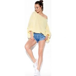 Modny oversizowy sweter odsłaniający ramię cytryna. Swetry damskie producent niezdefiniowany, uniwersalny, bez wzorów, bez rękawów, bez kaptura. Za 159,90 zł.