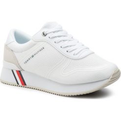 Sneakersy TOMMY HILFIGER - Active City Sneaker FW0FW04137 White 100. Białe półbuty damskie TOMMY HILFIGER, z zamszu. W wyprzedaży za 279,00 zł.