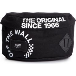 Saszetka nerka VANS - Aliso Hip Pack VN000ZOVTDV1 Vans Black/Wht. Czarne torby męskie skórzane marki Vans, bez wzorów, z materiału, młodzieżowe. Za 119,00 zł.