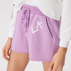 Szorty sportowe z nadrukiem La - Fioletowy. Fioletowe spodenki sportowe damskie Sinsay, s, z nadrukiem, sportowe. Za 39,99 zł.