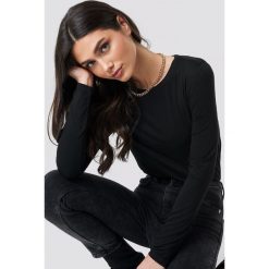 NA-KD Trend Co-Ord Long Sleeve Crew Neck T-Shirt - Black. Czarne t-shirty damskie marki NA-KD Trend, bez wzorów, z materiału, z okrągłym kołnierzem. Za 121,95 zł.