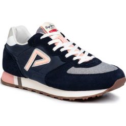 Sneakersy PEPE JEANS - Klein Archive PLS31005 Navy 595. Niebieskie półbuty damskie Pepe Jeans, bez wzorów, z jeansu, bez obcasa, na płaskiej podeszwie, bez zapięcia. Za 329,00 zł.