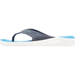Crocs LITERIDE FLIP Japonki kąpielowe navy/white. Niebieskie kąpielówki męskie Crocs, z gumy. Za 169,00 zł.