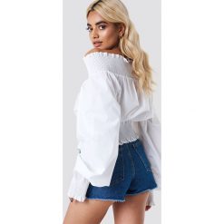 NA-KD Boho Bluzka z odkrytymi ramionami - White. Białe bluzki damskie marki NA-KD Boho, bez wzorów, boho, bez kołnierzyka, z długim rękawem. W wyprzedaży za 60,97 zł.
