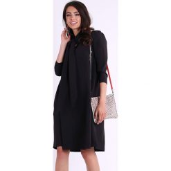 Sukienka w kolorze czarnym. Czarne sukienki damskie Jesienny butik, xs, bez wzorów, bez kołnierzyka, bez rękawów, midi, rozkloszowane. W wyprzedaży za 117,95 zł.