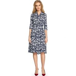 ALMA Zwiewna sukienka z wiązaniem - granatowa. Niebieskie sukienki damskie Stylove, s, z nadrukiem, bez kołnierzyka, bez rękawów, midi. Za 209,00 zł.