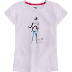 Endo - Top dziecięcy 104-128 cm. Białe bluzki dziewczęce Endo, z nadrukiem, z bawełny, z okrągłym kołnierzem, z krótkim rękawem, krótkie, bez kaptura. W wyprzedaży za 19,90 zł.