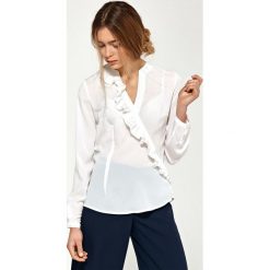 Bluzka z asymetrycznymi falbanami- ecru. Bluzki damskie NIFE, xl, bez wzorów, z poliesteru, eleganckie, z asymetrycznym kołnierzem, z długim rękawem. Za 139,00 zł.