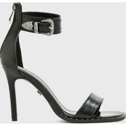 Solo Femme - Sandały. Czarne sandały damskie Solo Femme, bez wzorów, ze skóry, bez obcasa, na obcasie, bez zapięcia. W wyprzedaży za 299,90 zł.
