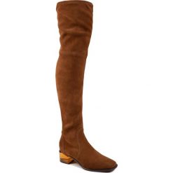 Muszkieterki STUART WEITZMAN - Charolet 1L23112 Cofee Suede Str. Pomarańczowe kozaki damskie Stuart Weitzman, ze skóry, bez obcasa, bez zapięcia. W wyprzedaży za 1899,00 zł.