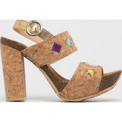 Desigual - Sandały. Żółte sandały damskie Desigual, bez wzorów, z materiału, z okrągłym noskiem, bez obcasa, na obcasie, na klamry. W wyprzedaży za 239,90 zł.