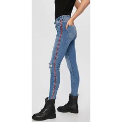 Answear - Jeansy. Niebieskie jeansy damskie ANSWEAR, s. W wyprzedaży za 69,90 zł.