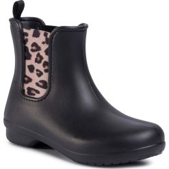 Kalosze CROCS - Freesail Chelsea Boot W 204630 Leopard/Black. Czarne kalosze damskie Crocs, na imprezę, z tworzywa sztucznego, bez obcasa, bez zapięcia. Za 219,00 zł.