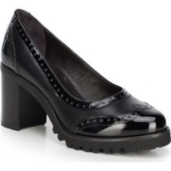 Buty damskie. Czarne czółenka damskie Wittchen, bez wzorów, ze skóry, na wysokim obcasie, na słupku. Za 649,90 zł.