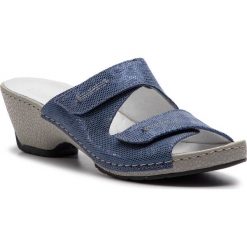 Klapki COMFORTABEL - 701338 Blau 5. Niebieskie klapki damskie Comfortabel, bez wzorów, ze skóry, bez obcasa, na obcasie. W wyprzedaży za 189,00 zł.