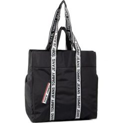 Torebka TOMMY JEANS - Tjw Logo Tape Tote Nyl AW0AW08256 0F4. Czarne torebki klasyczne damskie Tommy Jeans, bez wzorów, z jeansu, klasyczne, duże, bez dodatków. W wyprzedaży za 359,00 zł.