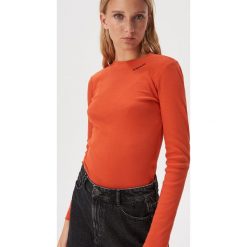 Bluzka z haftowanym napisem - Pomarańczowy. Pomarańczowe bluzki damskie Sinsay, s, z haftami, bez kołnierzyka, bez rękawów. Za 24,99 zł.